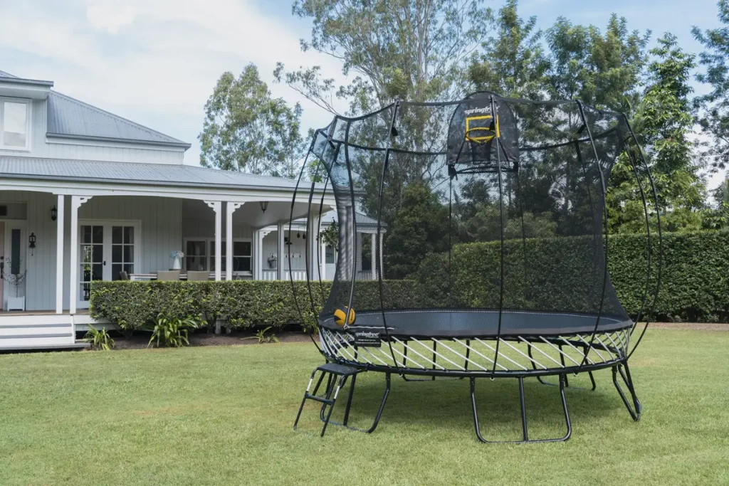 Trampolína Springfree na zahradě
